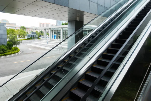 Distrito central de negocios con escaleras mecánicas —  Fotos de Stock