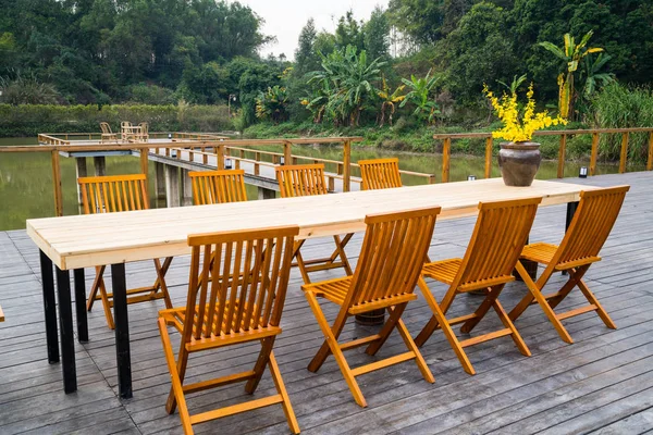 Mesa de comedor y silla — Foto de Stock