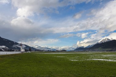 Alpin çayırlar ve Sunny ve bulutlu kış günü Avusturya dağlarında