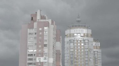 Bulutlu şehirdeki binaların Timelapse 