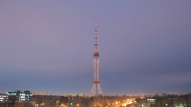 Kiev Tv towerr akşam hafif bir sis - havadan görünümü