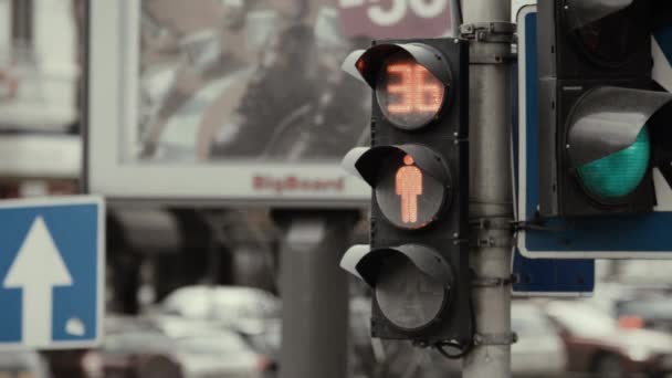 Rote Ampel Mit Gegenverkehr — Stockvideo