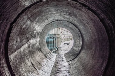 Drenaj kanalizasyon tüneli kanaldan çıkın. Beton drenaj boru, şehir kanalizasyon kollektör