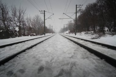Karla kaplı demiryolu parça ormanda