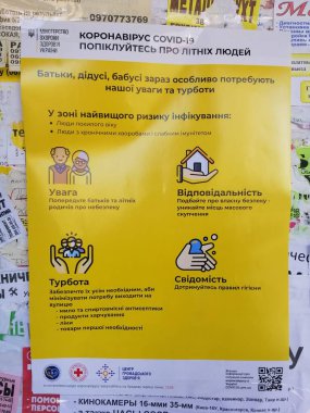 Kyiv, Ukrayna - 5 Nisan 2020: Ukrayna 'daki evlerin kapısında yaşlıların korunması hakkında bilgi posteri.