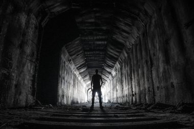 Terk edilmiş karanlık tünelde insan yeraltı kaşifi Shilouette 'i..