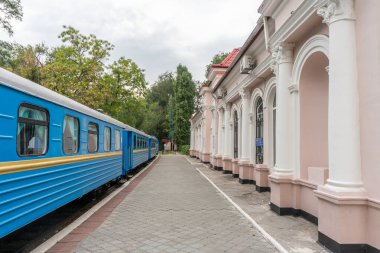 Dnipro, Ukrayna - 2020 Sonbaharı: Çocuk tren istasyonunda mavi yolcu treni.