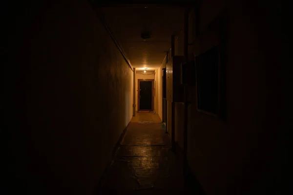 Tomma Mörka Korridoren Med Ljus Slutet — Stockfoto