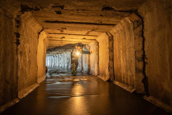 Betonowy Kwadratowy Tunel Odwadniający Podziemnym Odkrywcą — Zdjęcie stockowe