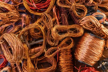 Bakır kablolar, bobinler ve çöp sahasındaki transformatörler şeklinde bakır atıkların kapatılması.