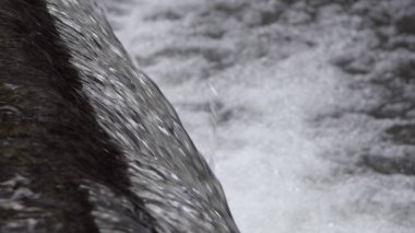 Kanalizasyon kanalizasyonunda şelalenin kapanışı ve odak değişimi. Lybid Nehri - Kyiv, Ukrayna.