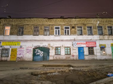 Kyiv, Ukrayna - 15 Nisan 2020 Eski, terk edilmiş, 19. yüzyılın düşük binası dezavantajlı bir Avrupa kentinde