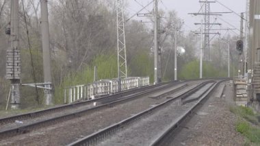 Rüzgarlı havada boş tren yolu.