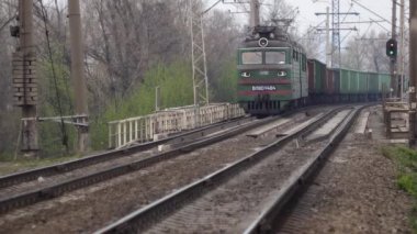 Kyiv, Ukrayna - Nisan 2020: Eski elektrikli Sovyet yük treni yolculukları. Elektrik iki ünite ana hat DC yük lokomotifi.