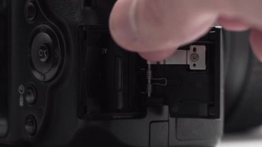 Kyiv, Ukrayna - Mart 2020: El kaldırır ve kameraya SD hafıza kartını yerleştirir.