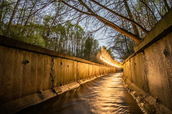 Ein Bach Einem Betongraben Oder Regenwasserkanal Der Nacht Wald Mit — Stockfoto