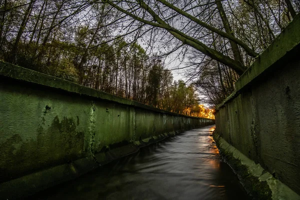 Ein Bach Einem Betongraben Oder Ein Nächtlicher Regenwasserkanal Wald Sturmflut — Stockfoto