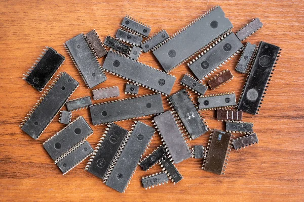 Montón Microchips Viejos Una Mesa Madera —  Fotos de Stock