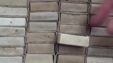 Radyo amatörü kibrit kutularından bir mikroçip çıkardı..