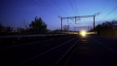 Elektrikli eski yolcu treni gece istasyonda duruyor..