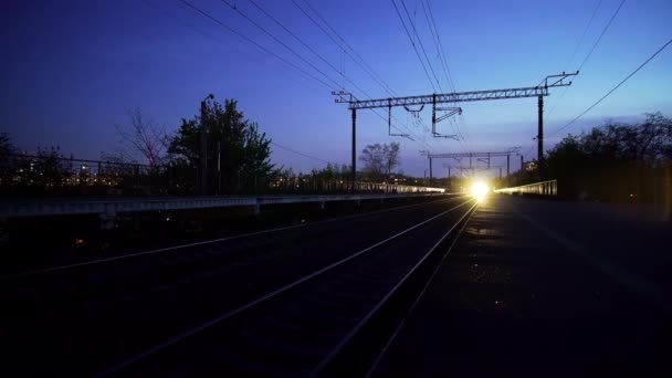 Tren Pasajeros Eléctrico Viejo Detiene Estación Por Noche — Vídeo de stock