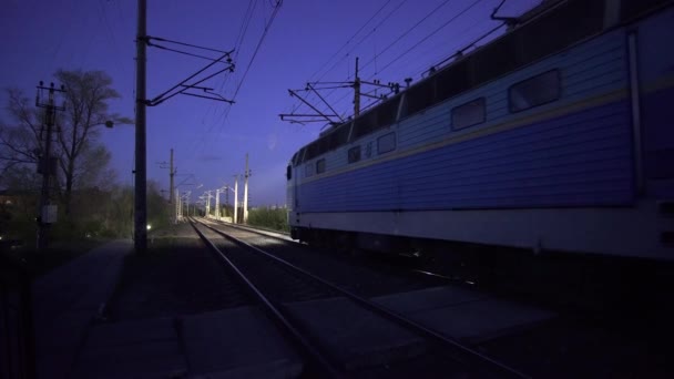 Vecchio Treno Passeggeri Elettrico Parte Dalla Stazione Notte — Video Stock