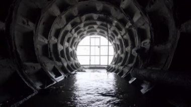 Kanalizasyon kanalizasyon tünelinden çıkın. Şehir kanalizasyon sisteminin beton drenaj tahsildarı