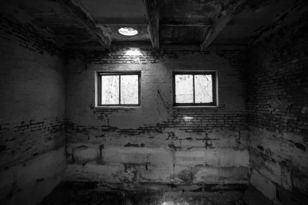 Interior Vazio Edifício Tijolos Quadrados Abandonados Tarde — Fotografia de Stock
