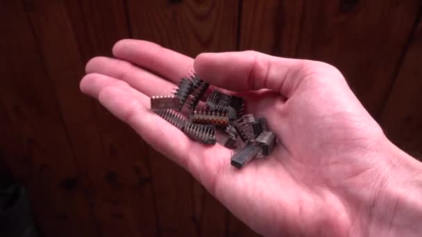 Les prises de main utilisent des microcircuits obsolètes. Gros plan .