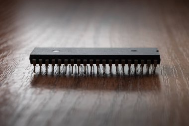 Tahta masadaki eski mikroçipi kapat..