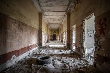 Kyiv, Ukrayna - Nisan 2020: Öğleden sonra terk edilmiş eski bir binanın boş koridoru.