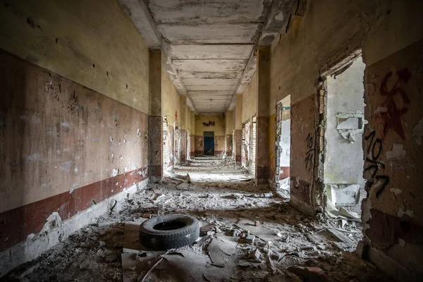 ウクライナのキエフ 2020年4月 午後に古い放棄された建物の空の廊下 — ストック写真