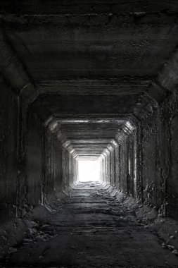 Boş kare beton tünel. Kurumuş menfez.