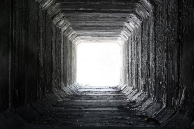 Boş kare beton tünel. Kurumuş menfez.