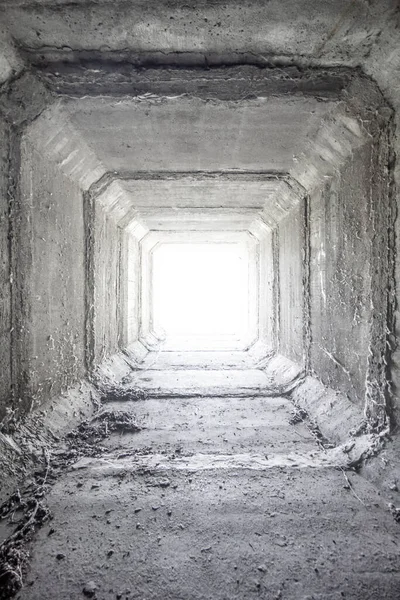 Pusty Kwadratowy Betonowy Tunel Przepuklina Suszona — Zdjęcie stockowe
