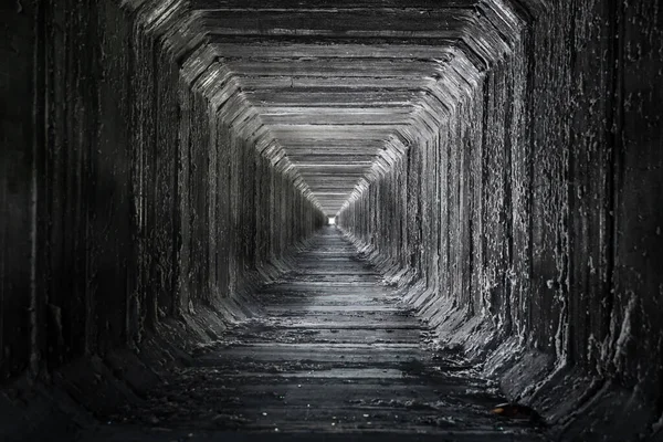 Длинный Пустой Квадратный Туннель Сухой Водосток — стоковое фото