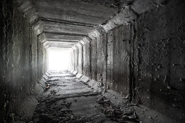 空旷的正方形混凝土隧道 尽头有光 干枯的涵洞 — 图库照片