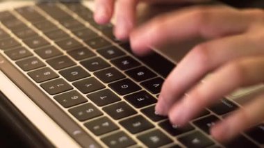 Dizüstü bilgisayarda yazı yazan kız ellerini kapat.