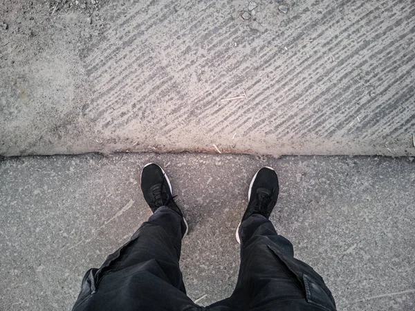 Menschliche Füße Stehen Rand Einer Unfertigen Asphaltstraße Attrappe — Stockfoto