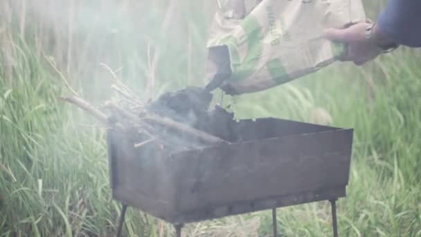Kiev Ucrânia Maio 2020 Homem Derrama Carvão Grelha Para Cozinhar — Vídeo de Stock