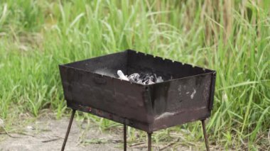 Kızartma yapmak için mangalda kömür tutuşturucuları.