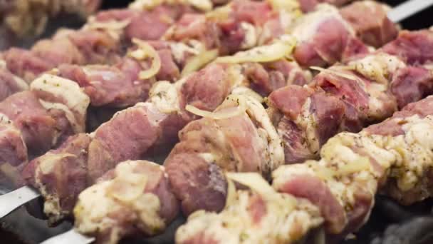 Ωμό Κρέας Τηγανίζεται Σουβλάκια Στη Σχάρα Κλείστε Μαγείρεμα Του Shashlik — Αρχείο Βίντεο