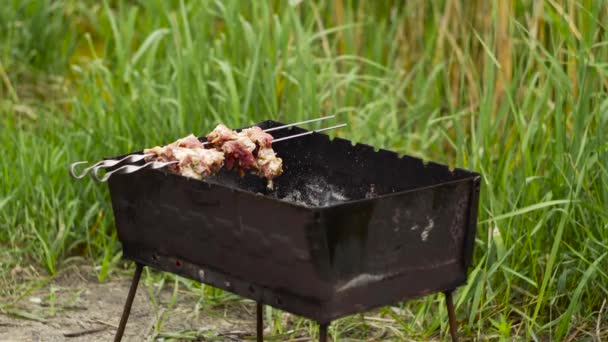 Mann Sprer Spyd Med Rått Kjøtt Grill Til Steking Tilberedning – stockvideo