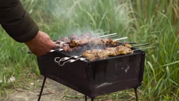 Muž Otáčí Špejlemi Smaženým Masem Grilu Zblízka Vaření Shashlik — Stock video