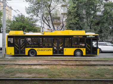 Kyiv, Ukrayna - Mayıs 2020: Kiev sokaklarında yeni bir alt kat sarı troleybüs Bogdan.