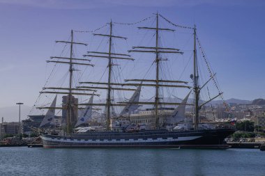 Tenerife / İspanya; 27 Aralık 2019: Krusenstern dört direkli barque, Rus yelkenli eğitim gemisi, Tenerife, İspanya 'nın Kanarya Adaları' ndaki Santa Cruz limanında demirli.