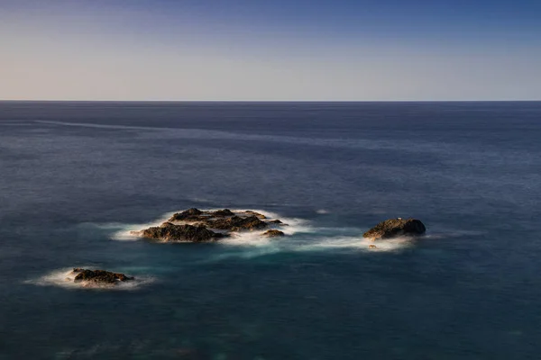 Вулканічні Породи Атлантичному Океані Довгоекранна Фотографія Горизонт Променями Сонця Берегова — стокове фото