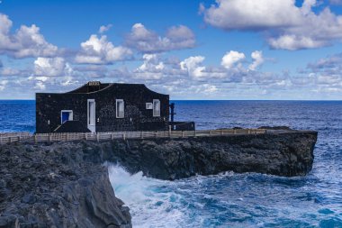 La Frontera, El Hierro / İspanya; 3 Nisan 2019: Punta grande Hotel, volkanik kayalıklar üzerinde, Atlantik okyanus arka planı, El Hierro, Kanarya Adaları, İspanya