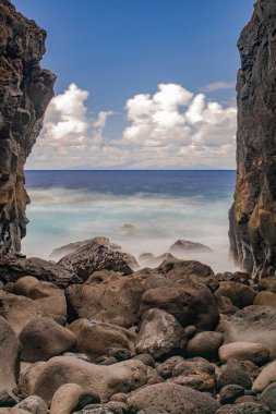 Volkanik kayalar ve uçurumlar, Atlantik okyanus manzarası, uzun pozlama fotoğrafçılığı, mavi gökyüzü ve beyaz bulutlar, El Hierro, Kanarya adaları, İspanya
