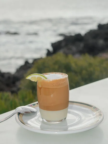Café Com Leite Com Oceano Atlântico Fundo Costa Vulcânica — Fotografia de Stock